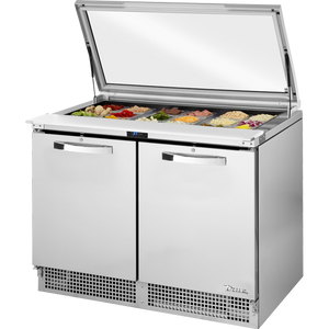 Mesa refrigerada para preparación de alimentos de 48-1/8", tapa plana de cristal, 2 puertas, 4 repisas, 18 insertos, Spec Package 3