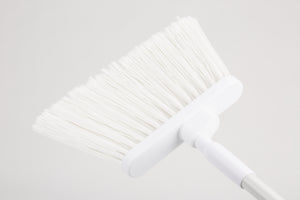 Escoba Angular Duo-Sweep con Cerdas Banderadas 56" Blanco