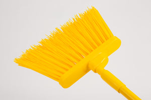 Escoba Angular Duo-Sweep Sin Banderas 56" Amarilla