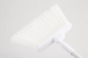 Escoba Angular Duo-Sweep Sin Banderas 56" Blanca
