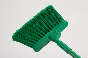 Escoba Angular Duo-Sweep Sin Banderas 56" Verde