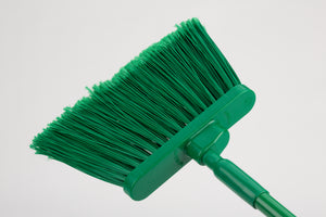 Escoba Angular Duo-Sweep con Cerdas Banderadas 56" Verde