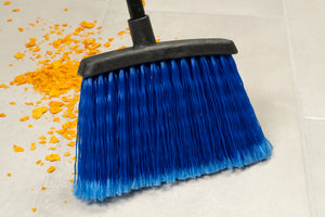 Escoba Warehouse Duo-Sweep con Cerdas Flagged y Mango Metálico 48" Azul