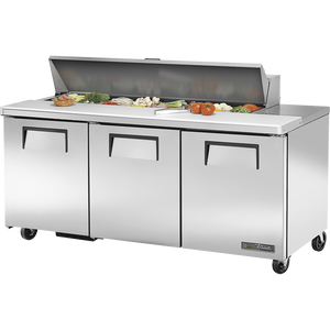 Mesa refrigerada para sandwiches y ensaladas de 72-3/8", 3 puertas, 6 repisas, 16 insertos