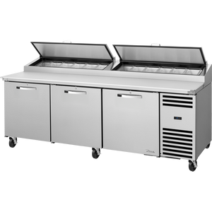 Mesa refrigerada para preparación de pizza de 93-3/8", tapa angular, 3 puertas, 6 repisas, 12 insertos, Spec Package 3, versión 2