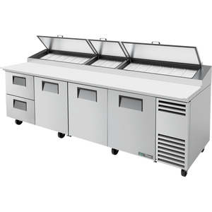 Mesa refrigerada para preparación de pizza de 119-1/4", tapa angular, 3 puertas, 2 cajones, 8 repisas