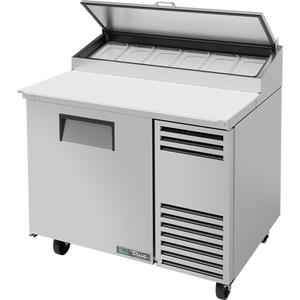 Mesa refrigerada para preparación de pizza de 44-5/8", tapa angular, 1 puerta, 2 repisas