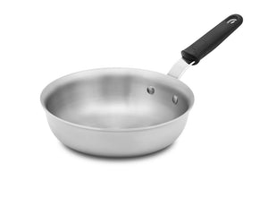 10" 3 qt Tribute® tricapa saucier con mango de silicón