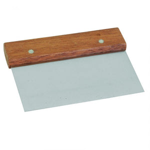 Raspador de masa con mango de madera 6" x 4"