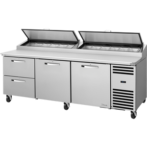 Mesa refrigerada para preparación de pizza de 93-3/8", tapa angular, 2 puertas, 2 cajones, 4 repisas, 12 insertos, Spec Package 3, versión 2